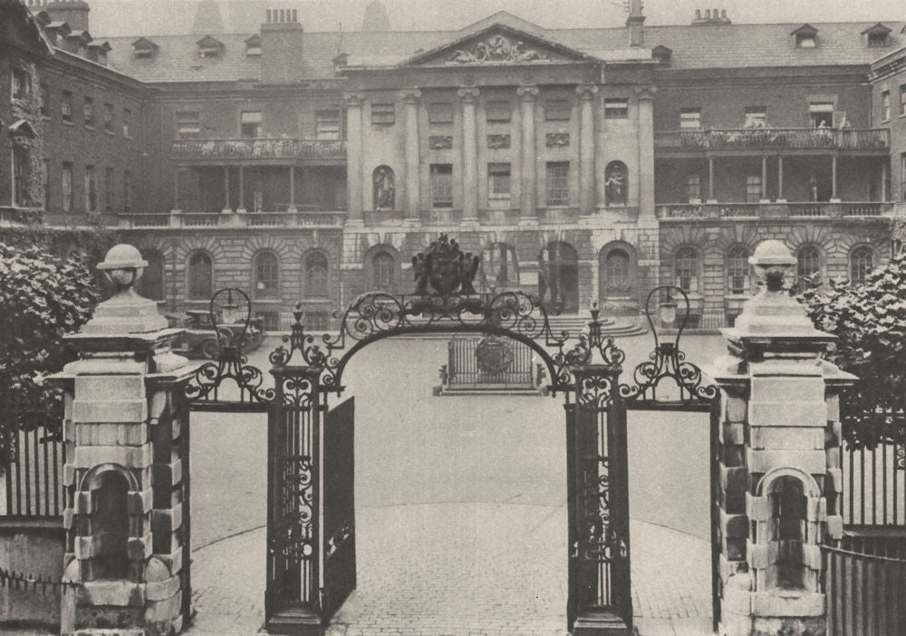 LONDON. Guy's Hospital with Founder's statue centre of courtyard 1926 print